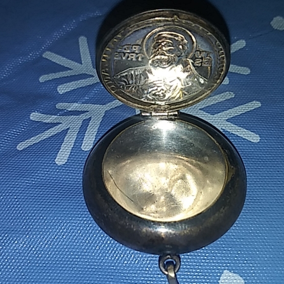 Religous locket stamped on back - Picture 2 of 5